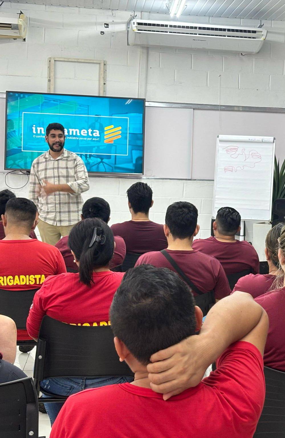 Treinamento Inovameta com equipe no chão de fábrica